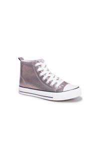 Hochschnitt-Sneaker in metallisch Silber mit weißen Schnürsenkeln, ausgestattet mit einer weißen Sohle und blauen Akzentstreifen, glatter Textur und Ziehschlaufe hinten.