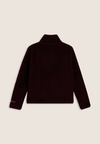 Giacca in fleece bordeaux scuro con maniche lunghe, colletto alto e "TEDDY" ricamato in oro sul polsino sinistro, vista da dietro.