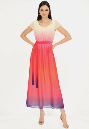 Sukienka maxi z gradientem dip-dye w kolorze od kremowego do czerwonego, z teksturowanym stanikiem, krótkimi rękawami i dopasowanym paskiem do przewiązania. Lekki materiał.