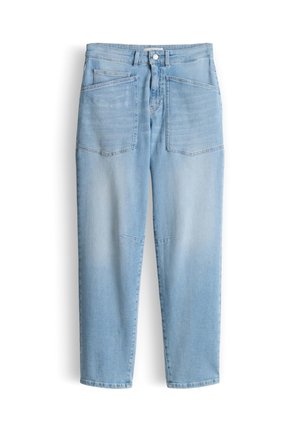 Jeans di denim blu chiaro con vita alta, grandi tasche frontali a toppa, chiusura con bottoni e taglio a gamba dritta.
