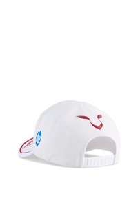 Biała czapka z czerwonymi haftowanymi detalami i niebieskim logo. Została zaprojektowana z zakrzywionym daszkiem i regulowanym paskiem z tyłu.