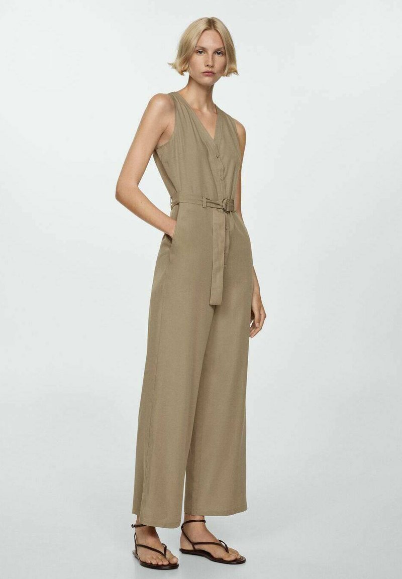 Kaki jumpsuit med V-ringning, ärmlös design, knappar framtill och knytbälte. Har vida ben och minimalistisk stil.