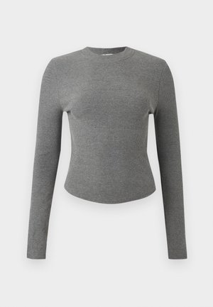 Langärmeliger, figurbetonter grauer gerippter Strickpullover mit rundem Ausschnitt und leicht geschwungenem Saum, dargestellt auf einem schlichten hellen Hintergrund.