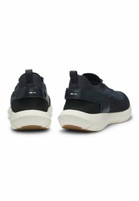 Schwarz-blaue Mesh-Sneaker mit weißer Sohle und strukturierten Akzenten. Schlupfdesign mit gepolstertem Kragen und Fersenschlaufe für einfachen Einstieg.