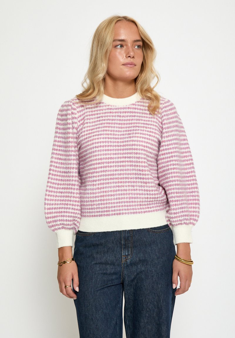 Ljust rosa och vit stickad tröja med ett strukturerat randigt mönster, ribbat halsringning och ärmslut, samt puffärmar. Bärs med mörk denim.