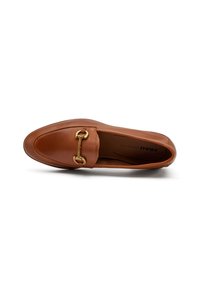Mocassino in pelle marrone con punta arrotondata, dettaglio in hardware con catena dorata e texture liscia. Foderato internamente con un colore a contrasto.