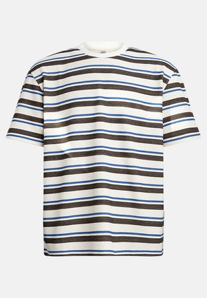 Stripete t-skjorte med rund hals. Har horisontale striper i brun, lys blå og hvit. Laget av teksturert stoff. Casual passform.