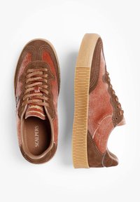 Bruine en oranje suède sneakers met een gestructureerde rubberen zool, zigzagstiksels en een logo-patch aan de zijkant. Klassiek veterschoenontwerp.