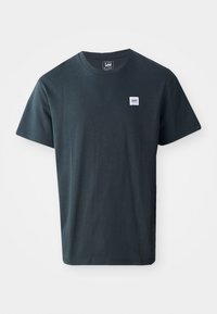 T-shirt in cotone grigio scuro con design a manica corta e scollo rotondo. Include un piccolo etichetta logo rettangolare blu e bianco sul lato sinistro del petto.