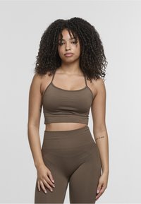 Top corto atletico marrone con spalline sottili e pantal leggings a vita alta abbinati. Tessuto liscio, design aderente, dettagli di cucitura minimi.