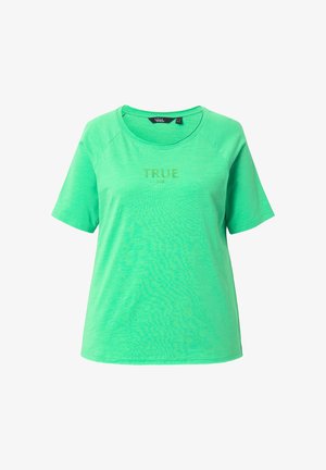 Camiseta verde de manga corta con cuello redondo y un acabado ligeramente texturizado, con la palabra "TRUE" impresa en la parte frontal.