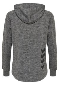Sudadera gris con tejido texturizado, capucha con cordón y tres acentos en forma de chevrón negros en la parte posterior. Incluye un detalle de cremallera blanca vertical.