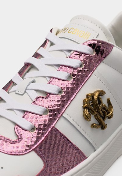 Λευκό αθλητικό παπούτσι με ροζ μεταλλικές υφασμένες λεπτομέρειες, λευκά κορδόνια, χρυσή επιγραφή "roberto cavalli" στη γλώσσα και χρυσλό εμπλεκόμενο λογότυπο στην πλαϊνή πλευρά.