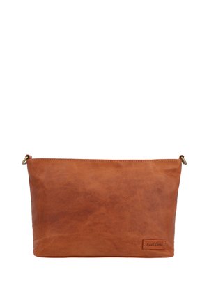 Rektangulær brun læderclutch med synlige syninger og små metalringe på begge sider til stropfastgørelse.