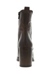 Botte de cheville en cuir marron avec un bout rond, une fermeture éclair sur le côté et un talon bloc. Présente une surface douce et texturée ainsi qu'un talon en grain de bois contrastant.