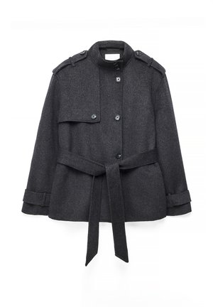 Giacca in lana grigio scuro con colletto alto, chiusura con bottoni, vita con cintura, spalline e cinturini ai polsini.