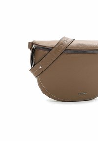 Braune Leder-Crossbody-Tasche mit geschwungener Form, silbernem Reißverschluss, geprägtem Branding am Tragegurt und kontrastierenden Nähten.