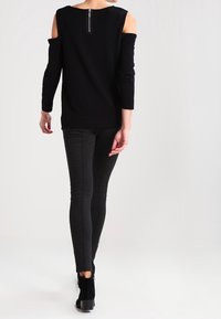 Wallis Stickad tröja - black