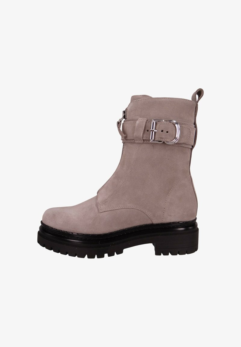 Szary zamszowy botek za kostkę z boczną klamrą, zaokrąglonym noskiem i grubą, teksturowaną czarną podeszwą. Posiada zamek błyskawiczny.