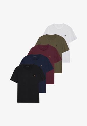Vijf t-shirts met korte mouwen in zwart, marineblauw, bordeauxrood, olijfgroen en wit; gemaakt van katoen met een ronde halslijn en een klein logo detail.