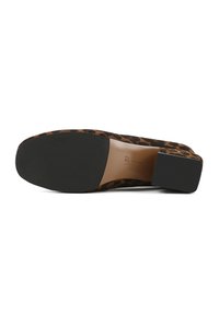 Pompe pour femmes en imprimé léopard avec un talon carré, vue de la semelle montrant une texture noire antidérapante et un marquage de taille 37.