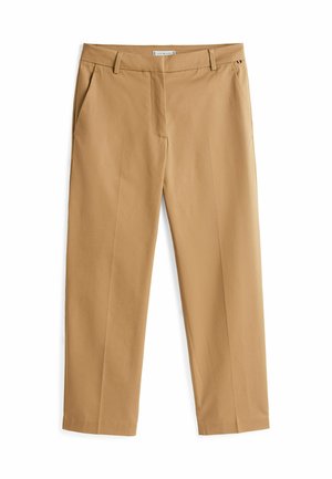 Pantalones beige ajustados con una textura suave, que cuentan con dos bolsillos laterales y un diseño de pernera recta. Detalle de pliegue frontal sutil.