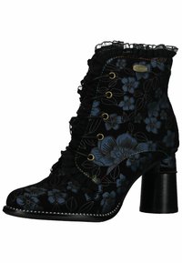 Černé kotníkové boty s květinovým potiskem, ozdobeným volánkovým krajkovým lemem, zlatými očky pro šněrování, stohovaným podpatkem a kontrastními barevnými prošívacími detaily.