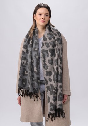 Pilkas leopardo rašto šalikas, pagamintas iš minkštos medžiagos, su kutais ir stačiakampio formos. Dėvimas ant kreminės palto.