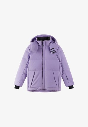 Giacca imbottita viola con cappuccio, dotata di chiusura a zip, due tasche frontali e dettagli neri ai polsini e al colletto.