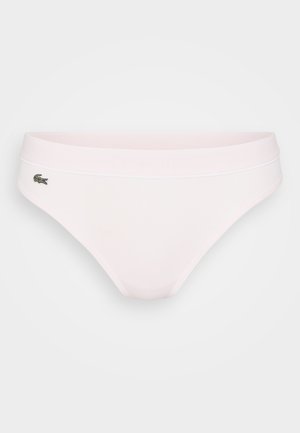 Różowe bawełniane majtki o gładkiej fakturze, z kontrastującym białym paskiem w talii oraz małym zielonym haftowanym logo z boku.