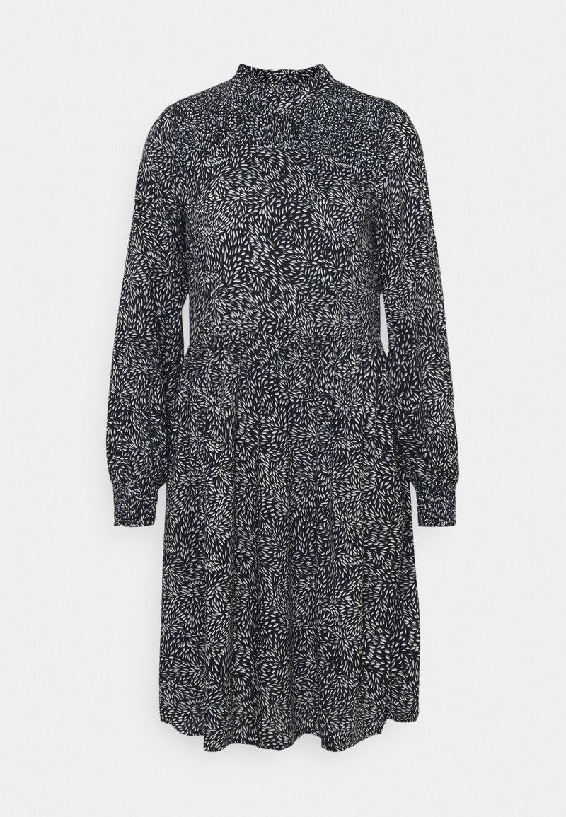 Sukienka z długim rękawem w czerni i bieli, z wzorem przypominającym liście, wysokim dekoltem, dopasowaną talią i rozszerzanym dołem z kieszeniami.