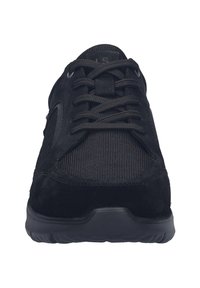 Černá sportovní bota vyrobená z semiše a síťoviny, s texturovaným povrchem, kulatou špičkou a černými šňůrkami, s polstrovanou podrážkou.