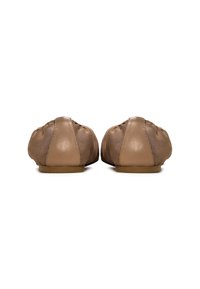 Bailarinas beige con un tacón de cuero liso y una parte superior de malla. La suela es plana y flexible, diseñada para mayor comodidad y facilidad de movimiento.