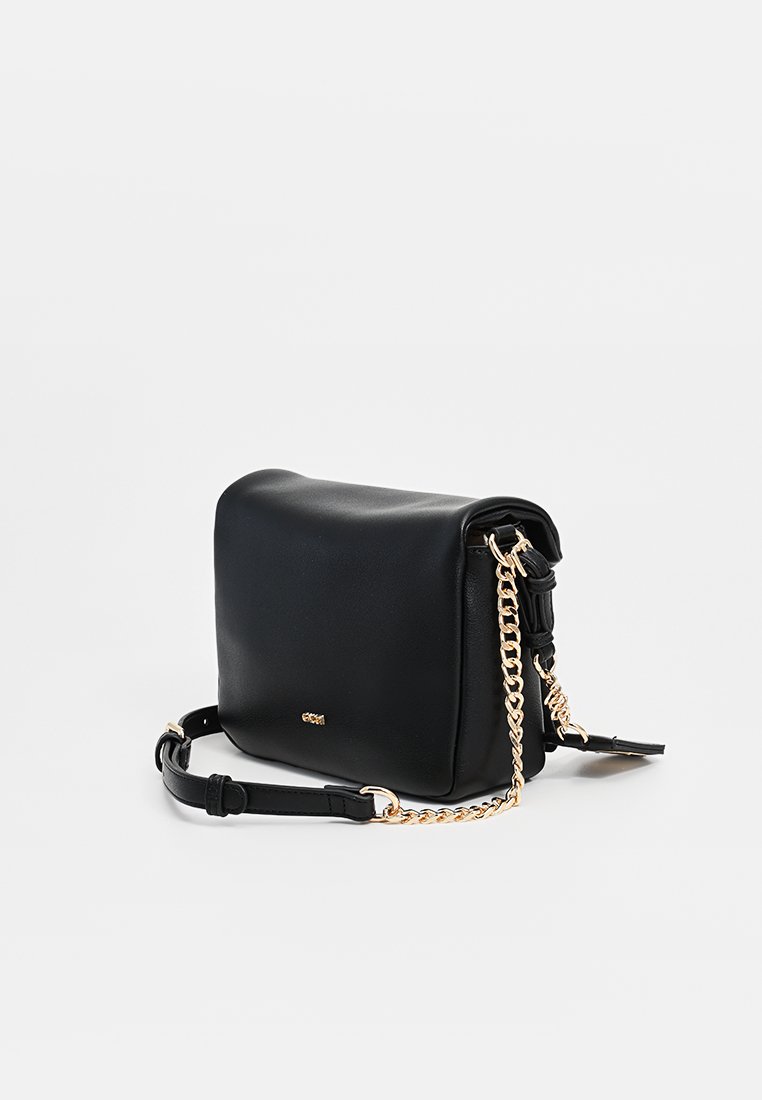 Zwarteleren schoudertas met een rechthoekige vorm, voorzien van een gouden kettingriem en textuuraccenten aan de zijkant.