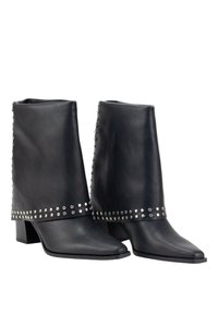 Botas de cuero negro hasta el tobillo con un diseño de solapa, adornadas con tachuelas plateadas a lo largo del puño y con punta cuadrada. Los tacones cuadrados ofrecen estabilidad.