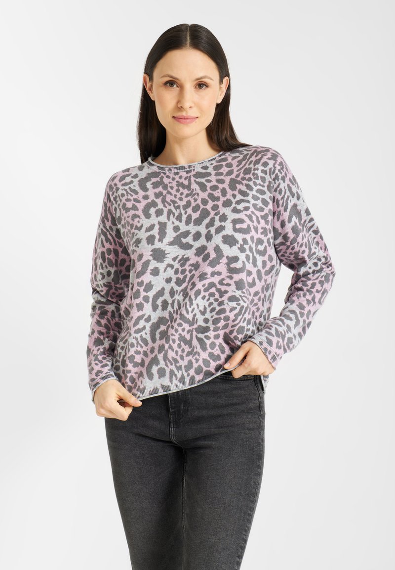 Grijze trui met roze en zwarte luipaardprint; ronde hals, lange mouwen, geribde manchetten en onderkant. Draag met donkere spijkerbroek.