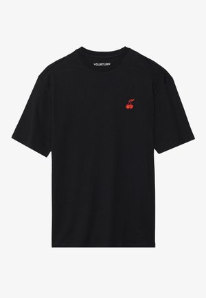 Zwart T-shirt met korte mouwen met een kleine rode kersgrafiek op de linkerborst en een ronde halslijn.