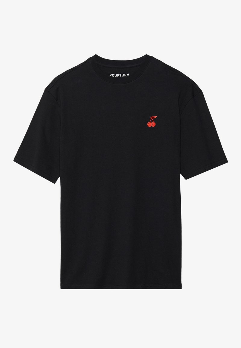 T-shirt noir à manches courtes avec un petit motif cerise rouge sur la poitrine gauche et un col rond.