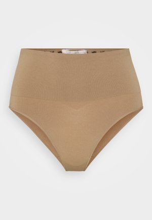 Μπεζ ψηλόμεσα εσώρουχα κατασκευασμένα από μαλακό, ελαστικό υλικό. Λείος υφάσματος χωρίς ορατές ραφές και μια απλή ζώνη γύρω από την κορυφή.