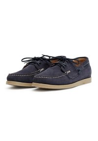 Marineblaue Wildlederschuhe mit kontrastierendem weißen Nähten, runder Zehenform und Schnürdesign. Mit einer strukturierten beigen Gummisohle für besseren Halt.