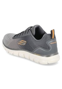 Sneaker Skechers grigio e nero con accenti arancioni, superiore in mesh traspirante, suola bianca leggera e linguetta posteriore con strisce.