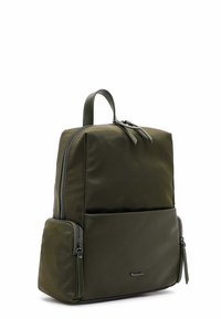 Sac à dos compact vert olive avec des poches zippées à l'avant et sur les côtés, ainsi qu'une poignée supérieure, posé sur un fond blanc.