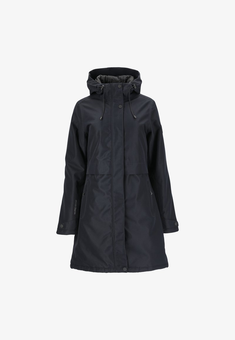 Veste noire imperméable avec capuche, dotée de deux poches avant, de cordons de serrage réglables et de boutons-pression, fabriquée dans un tissu lisse et texturé.