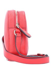 Punainen teksturoitu nahkainen olkalaukku hopeisella vetoketjulla, jossa on kapea hihna ja sileä reunakoriste reunoilla.