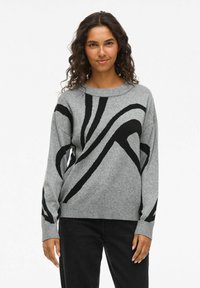 Grijze sweater met zwart abstract golfpatroon, ronde hals, ribgebreide manchetten en zoom. Gemaakt van een zachte stof met een gestructureerd uiterlijk.