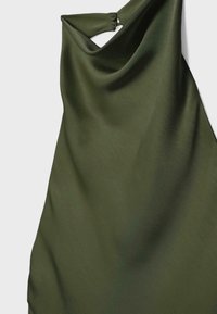 Robe sans manches vert foncé avec un col haut fermé par deux boutons sur une épaule, présentée sur un fond neutre.