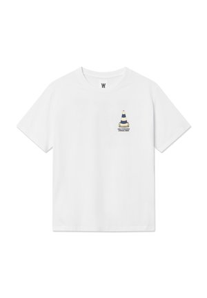 Bela bombažna majica s kratkimi rokavi, z majhno grafiko modro-rumene prometne stožca na levi strani prsnega koša.