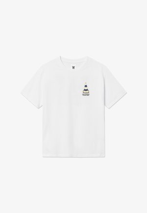 Bijela pamučna majica kratkih rukava, s malim grafičkim prikazom plave i žute prometne kupe na lijevoj strani prsnog dijela.