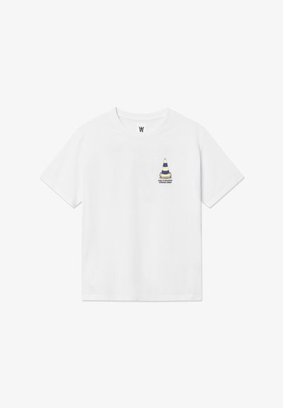 Άσπρο βαμβακερό t-shirt με κοντά μανίκια, που διαθέτει ένα μικρό σχέδιο με ένα μπλε και κίτρινο κώνο κυκλοφορίας στο αριστερό στήθος.