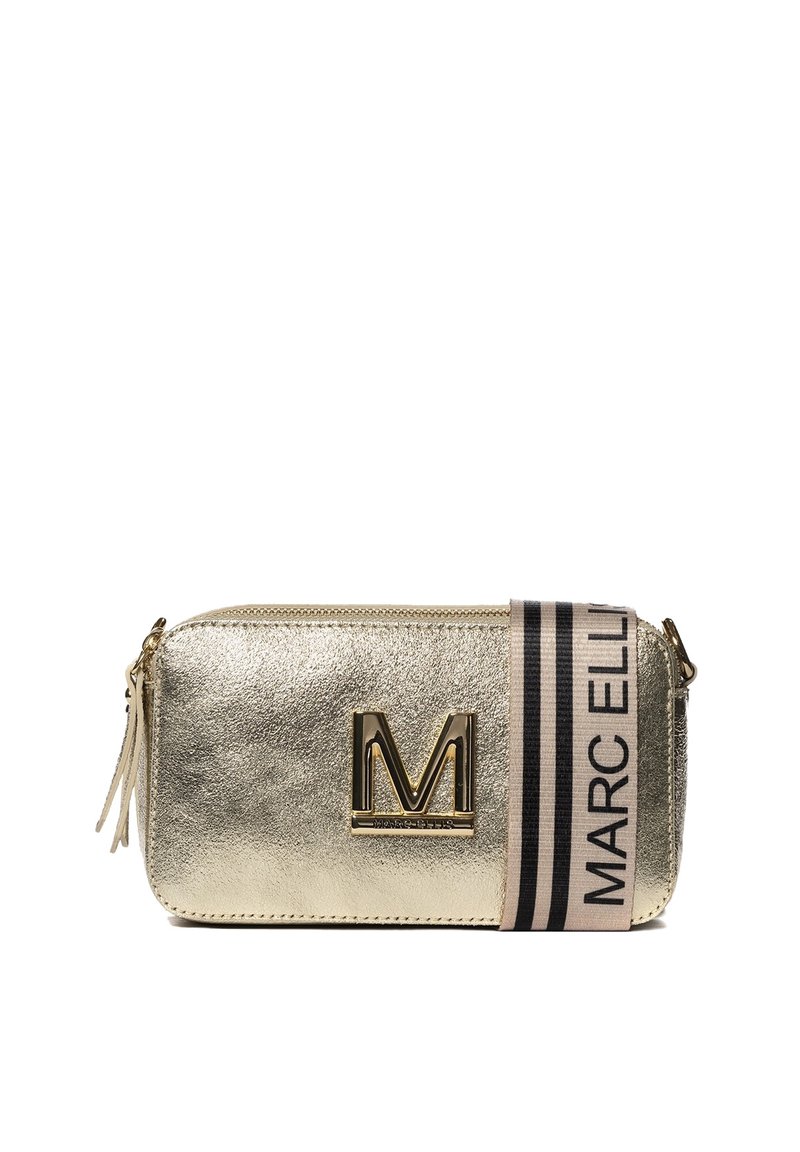Gouden metallic pouch met een gestructureerde afwerking, voorzien van een opvallend gouden hardware-logo en een stoffen hengsel met een gestreept ontwerp.